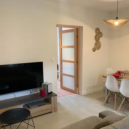 Appartement Renove Avec Terrasse Et Jardin Arthes Exterior photo